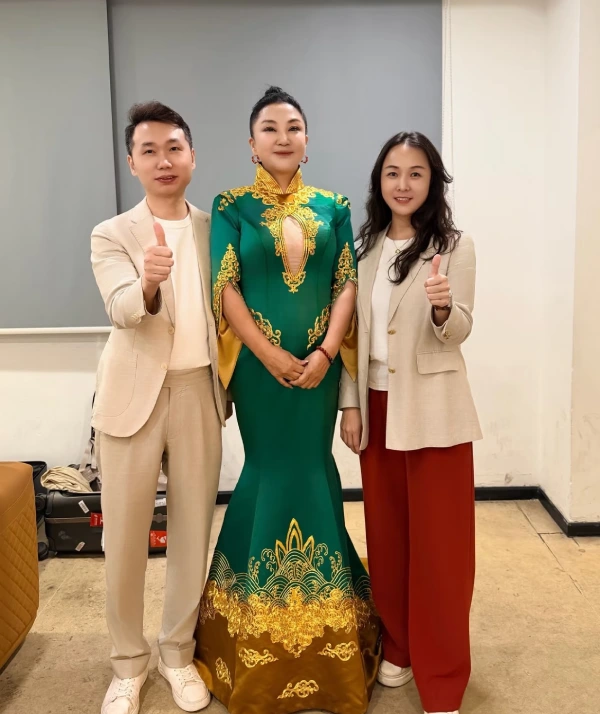 Soprano Wu Chunyan in a custom Hutailor stage gown